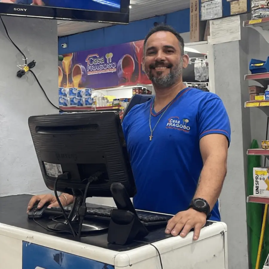Henrique, da equipe de vendas da Casa Fragoso